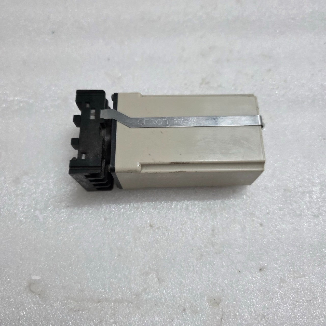 OMRON LG2-AB VOLTAGE SENSOR / VOLTAGE DETECTION RELAY 100V