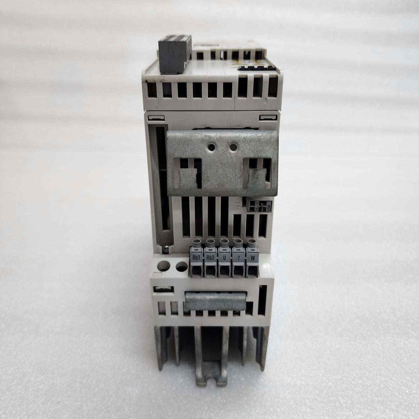 LENZE E84AVSCE7514SXO 0.75 KW 2.4A 8400 FREQUENCY INVERTER