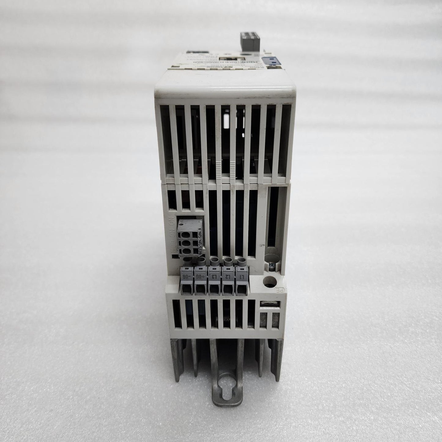 LENZE E84AVSCE7514SXO 0.75 KW 2.4A 8400 FREQUENCY INVERTER