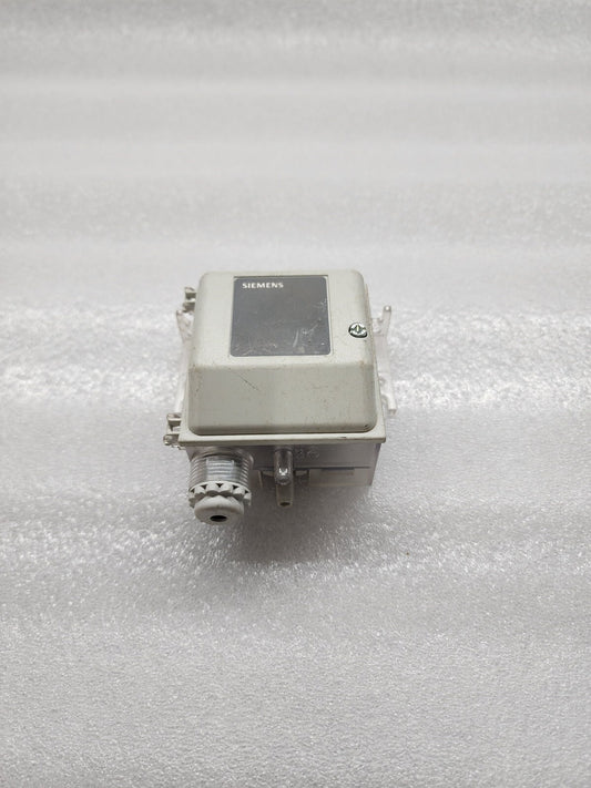 SIEMENS QBM2030-30  DIFFERENTIAL PRESSURE SENSOR