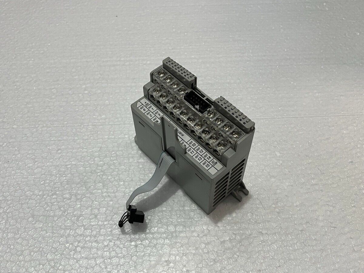 ALLEN BRADLEY CAT 1762-OB16 SER A SOLID STATE OUTPUT MODULE