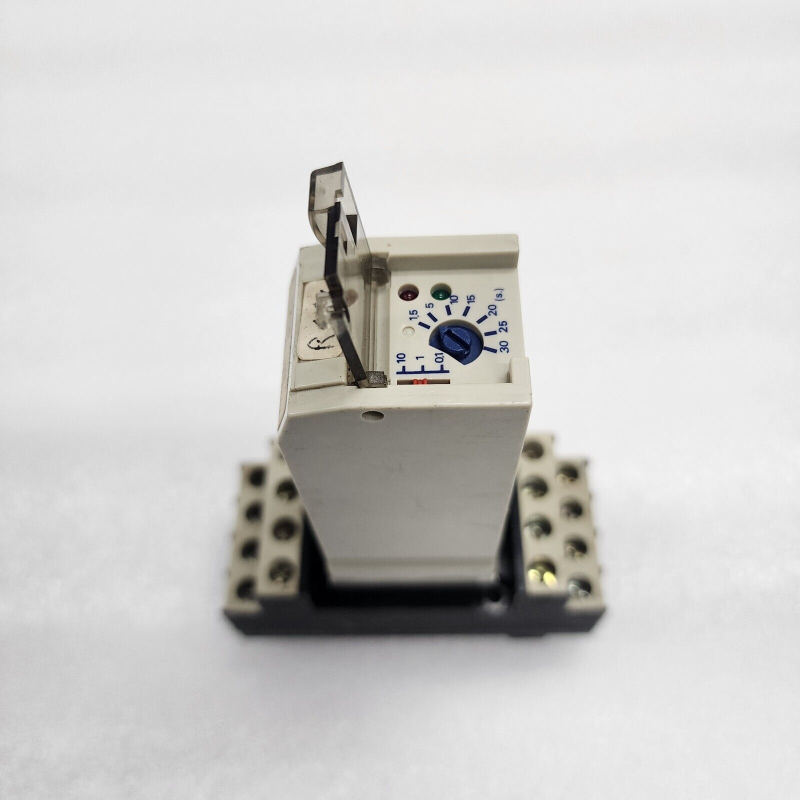 TELEMECANIQUE RHT418B ON DELAY TIMING RELAY WITH SUPPRESSOR