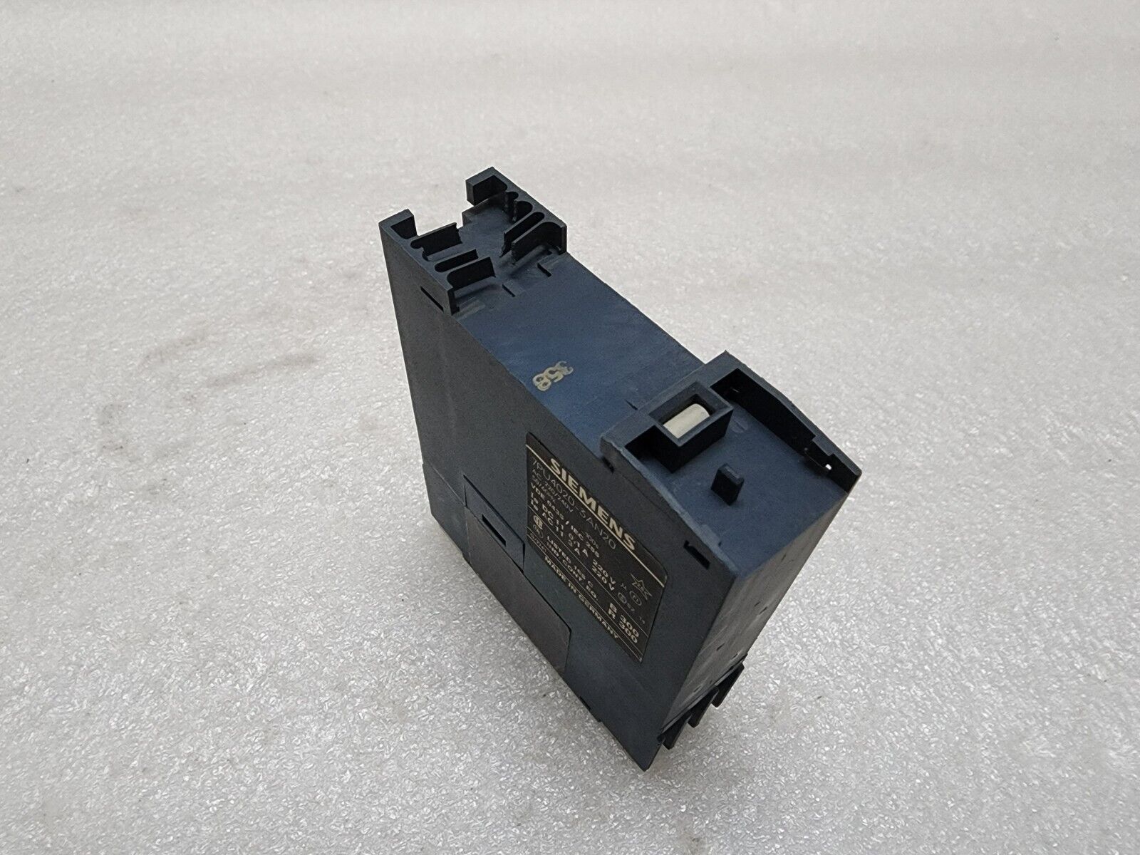 SIEMENS 7PU4020-3AN20 CHANGE OVER CONTACT TIMING RELAY 220-240V