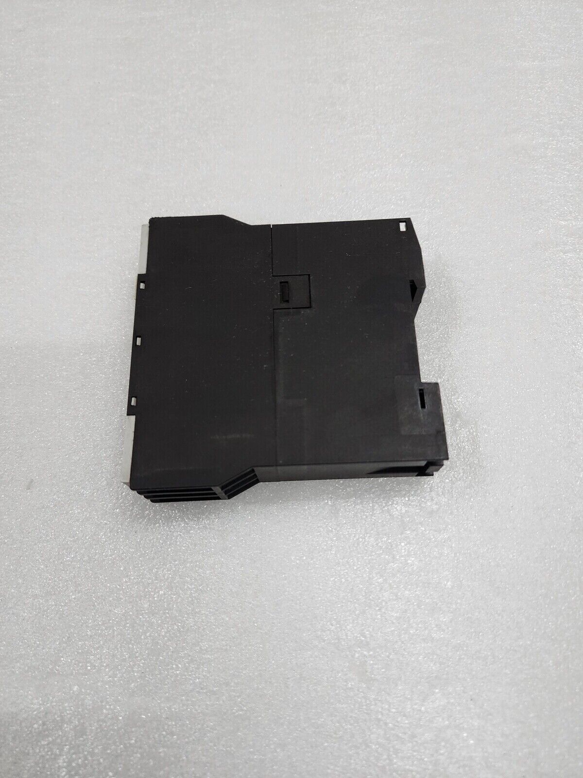 SIEMENS 3UN2100-0AN7 MOTOR THERMISTOR MODULE RELAY 220-240V