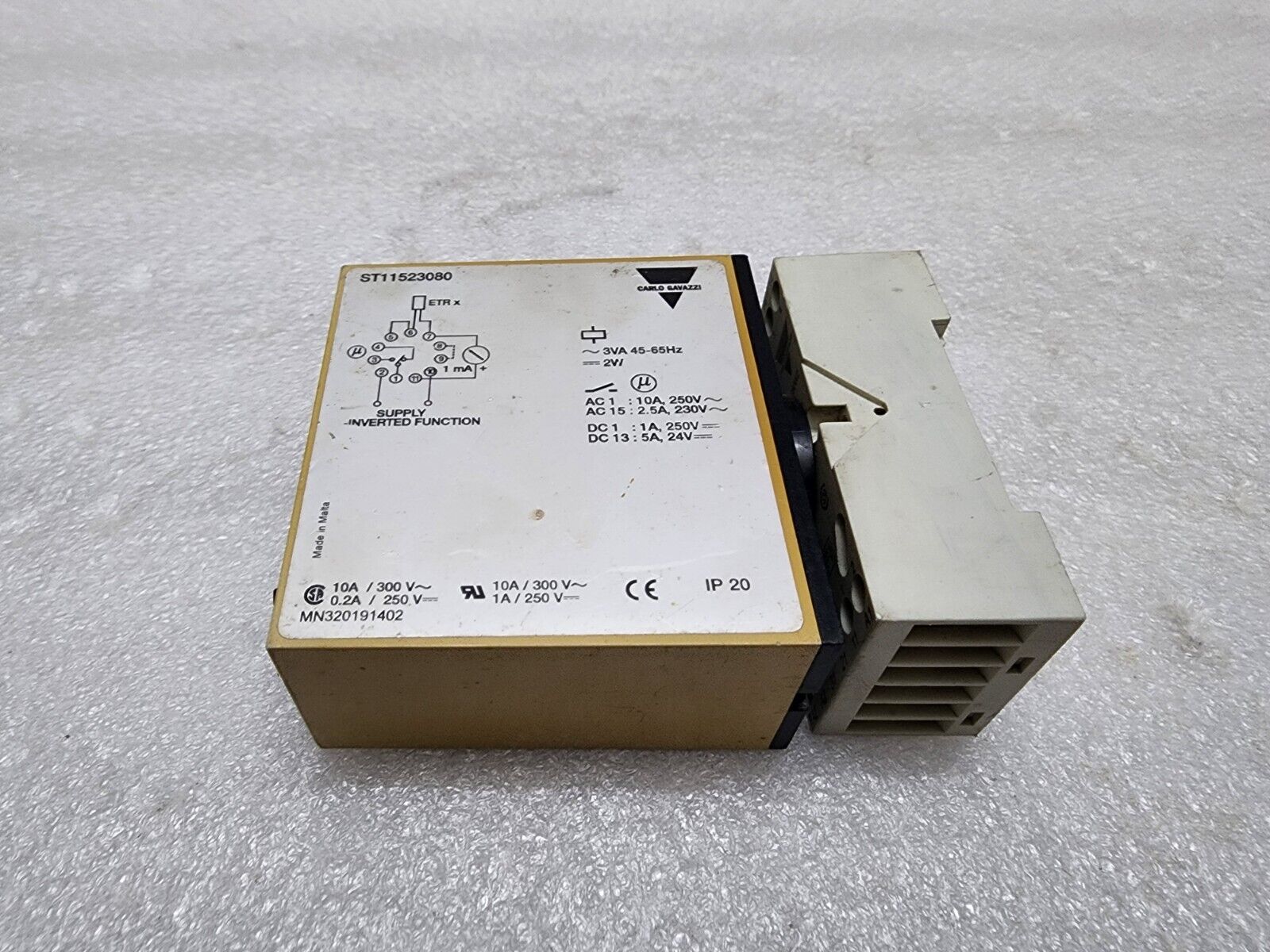 CARLO GAVAZZI ST115230 TEMPERATURE LEVEL RELAY 230V