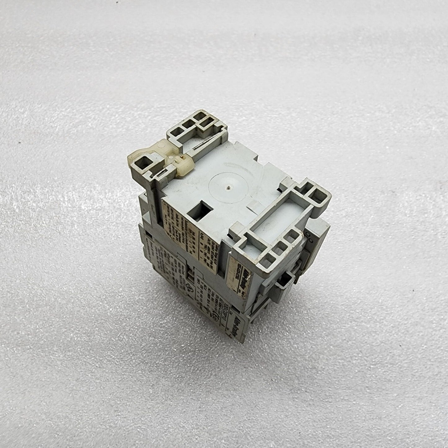 ALLEN BRADLEY CAT 100-C09-10 3-POLE CONTACTOR COIL VOLTAGE 110-120V