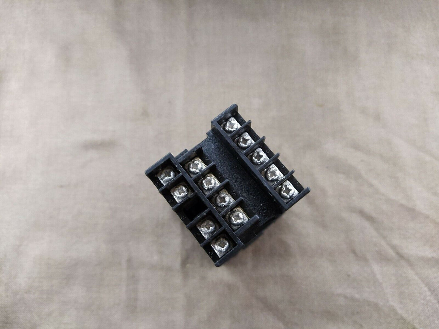 Honeywell DC1010 Temperature Controller DC1010CT-302000-E