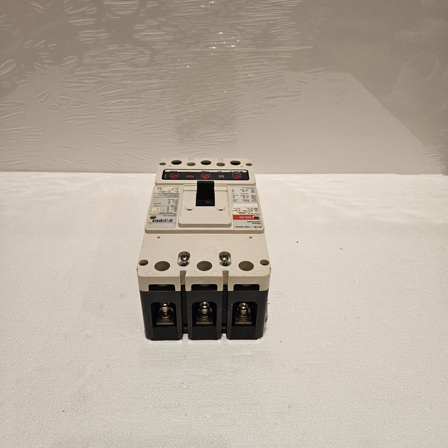 EATON KDB3300W 3-POLE CIRCUIT BREAKER 300A TRIP UNIT KT3300T