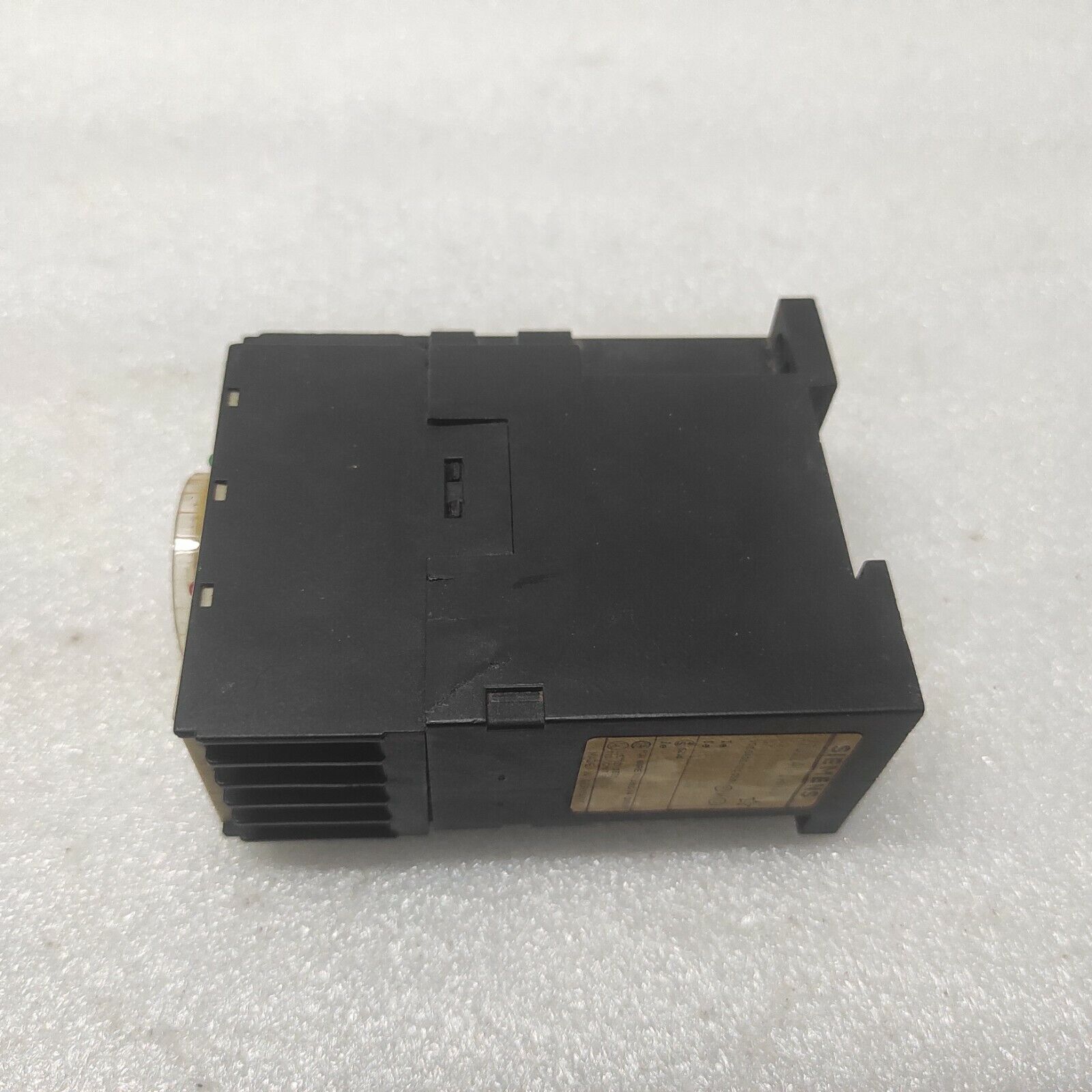 SIEMENS 7PU2240-1AN20 SAFETY RELAY 220-240V 0-6SEC