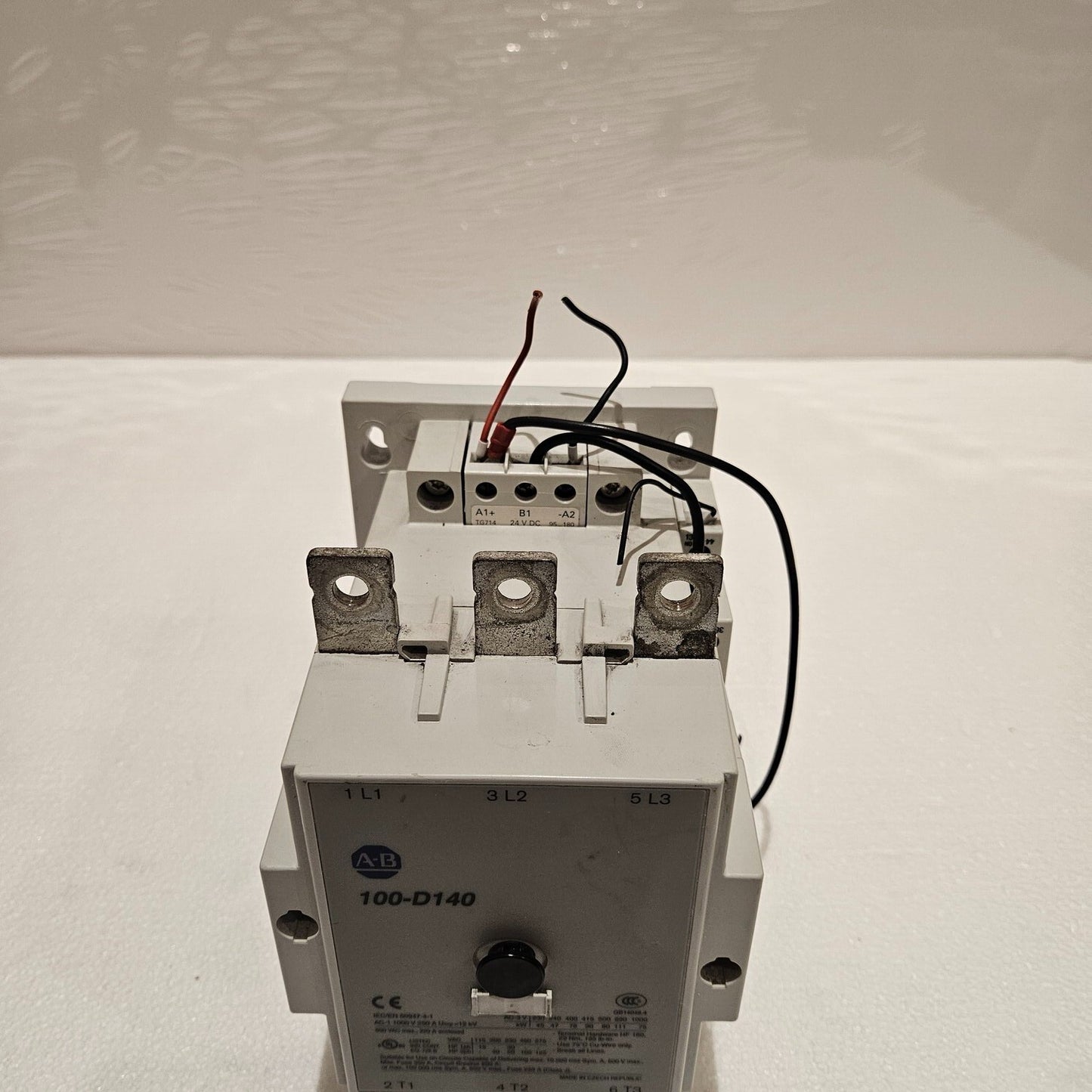 ALLEN BRADLEY CAT 100-D140 3-POLE MAGNETIC CONTACTOR 250A COIL VOLTAGE 24VDC