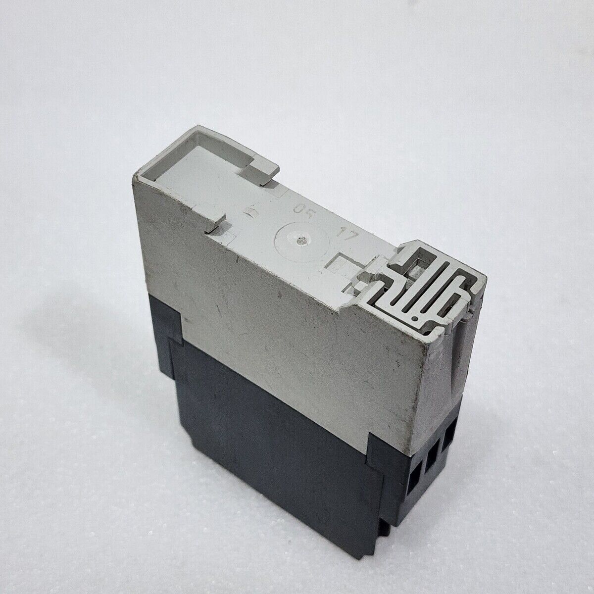 ABB CT-AHS.22 OFF DELAY WITH AUX VOLTAGE TIME RELAY 1SVR630110R3300