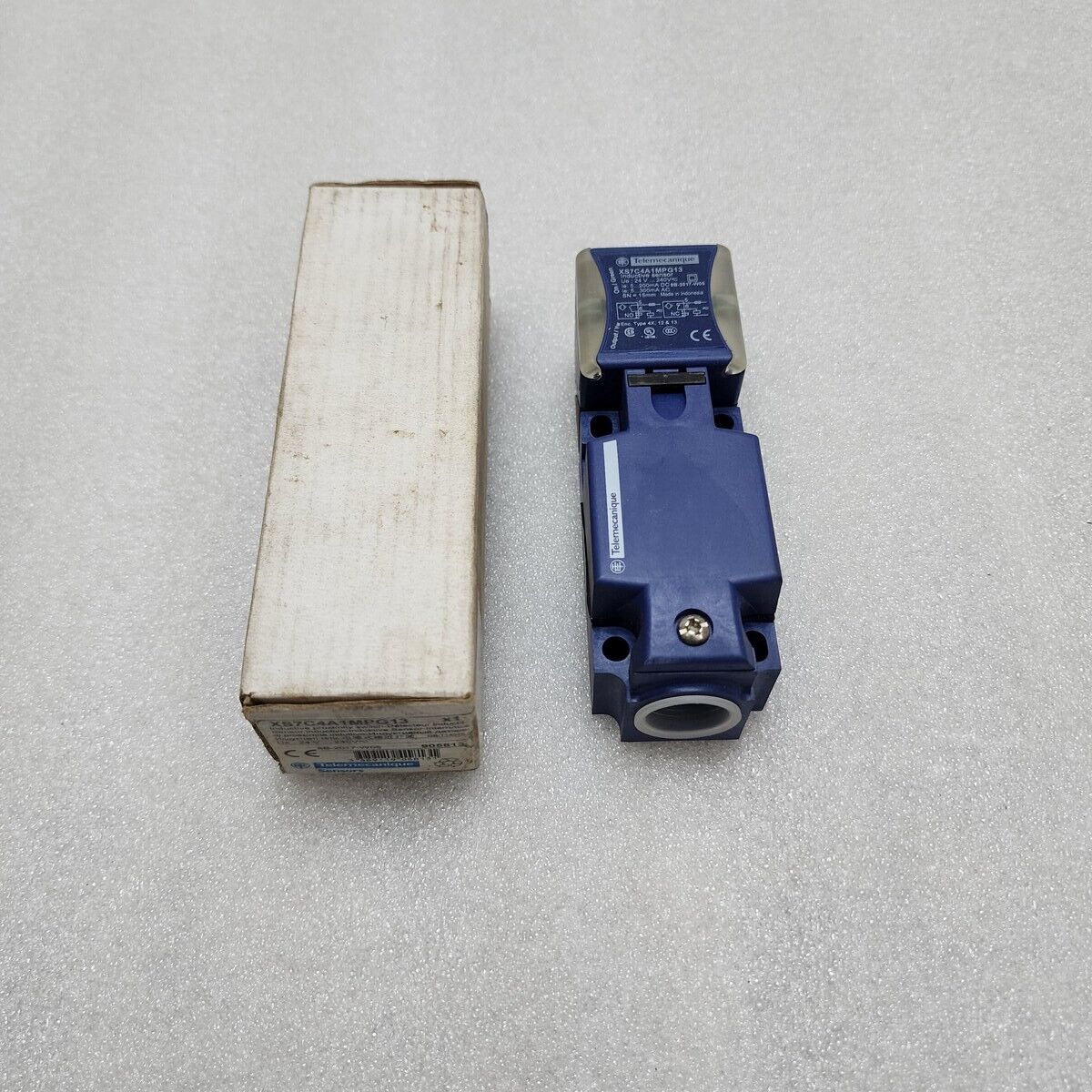 TELEMECANIQUE XS7C4A1MPG13 INDUCTIVE PROXIMITY SWITCH SENSOR 24-240V AC/DC