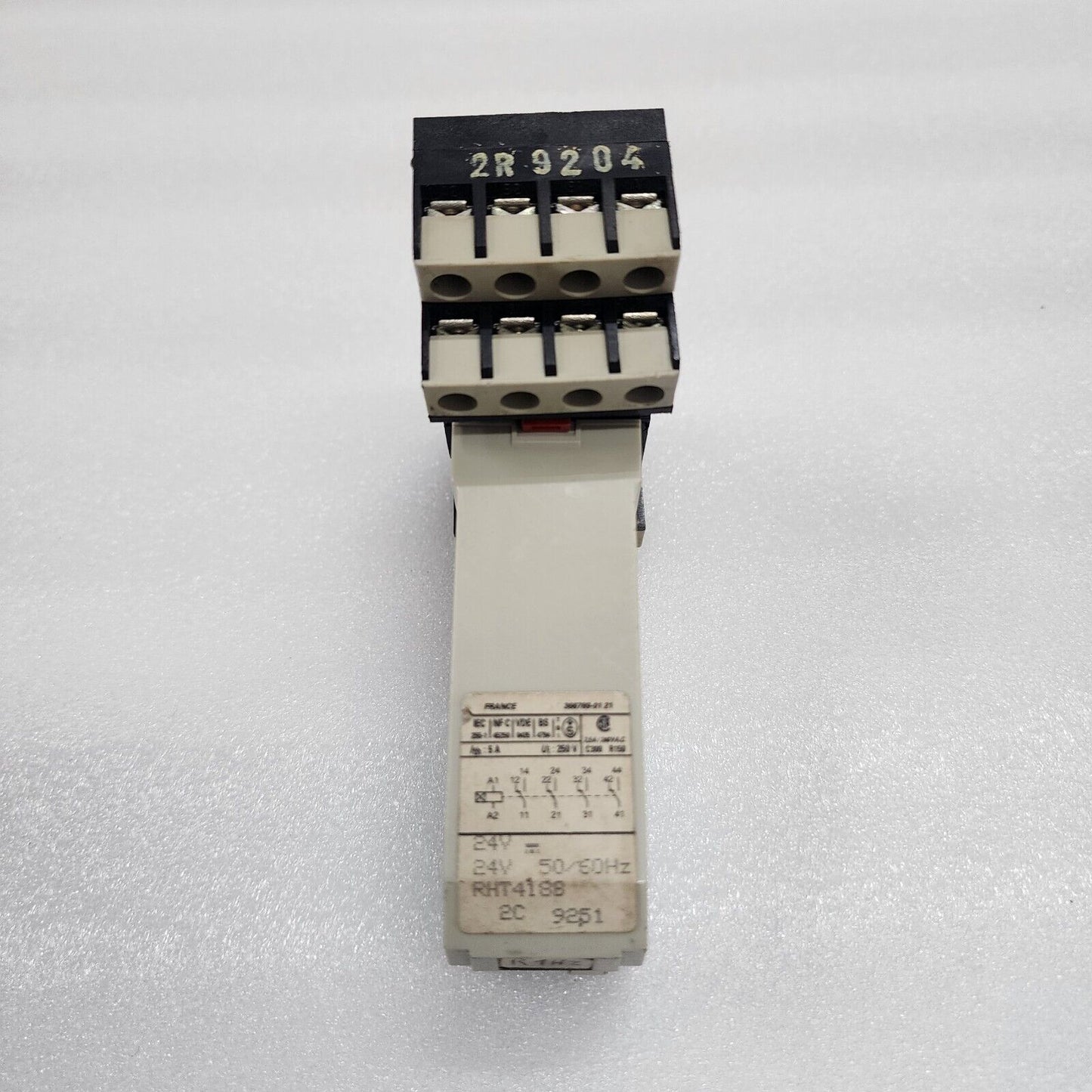 TELEMECANIQUE RHT418B ON DELAY TIMING RELAY WITH SUPPRESSOR