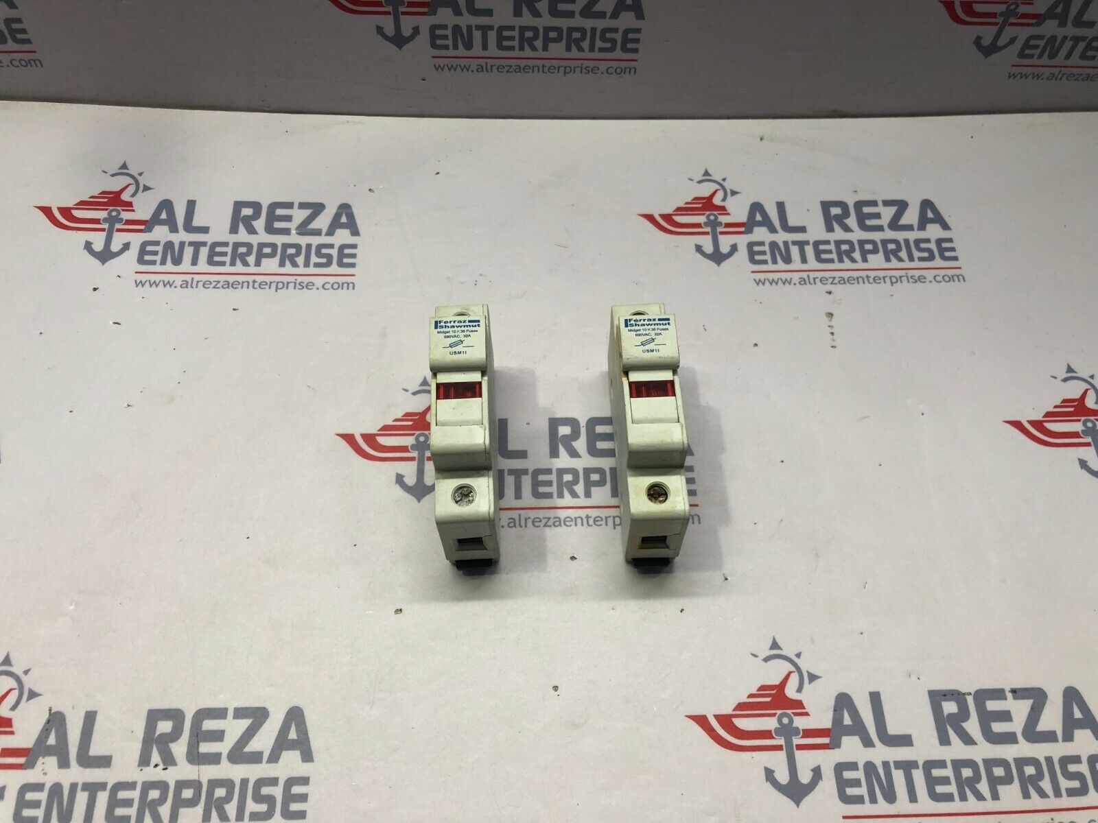 FERRAZ SHAWMUT USM1I 690VAC 32A 10X38 FUSE HOLDER LOT OF 2 UNIT
