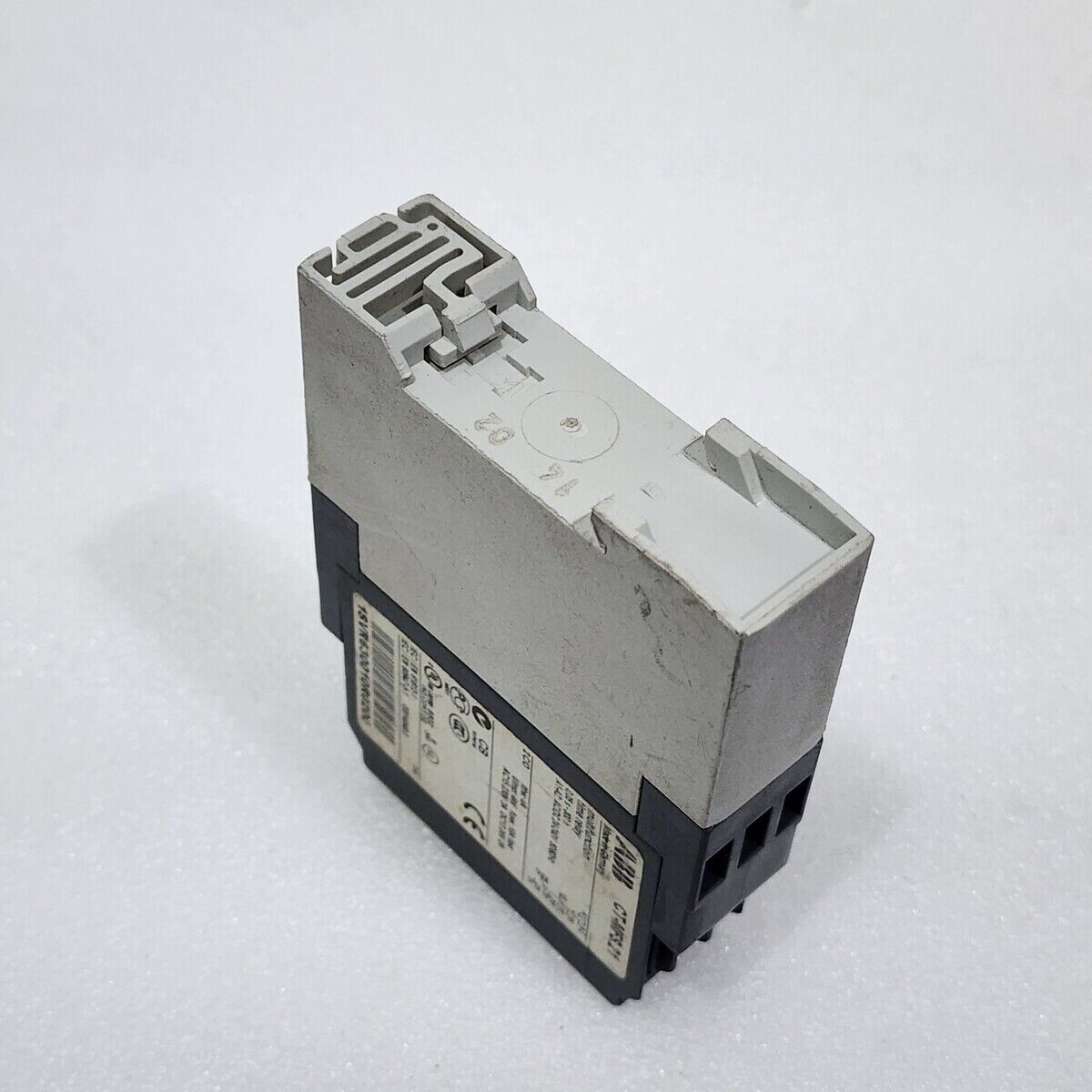 ABB CT-MFS.21 MULTIFUNCTION TIME RELAY 1SVR630010R0200 24-240VAC/DC