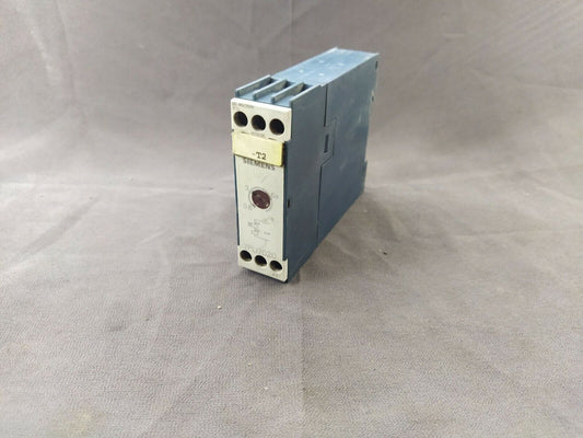 Siemens 7PU7020-1CM30 Two Wire Time Relay