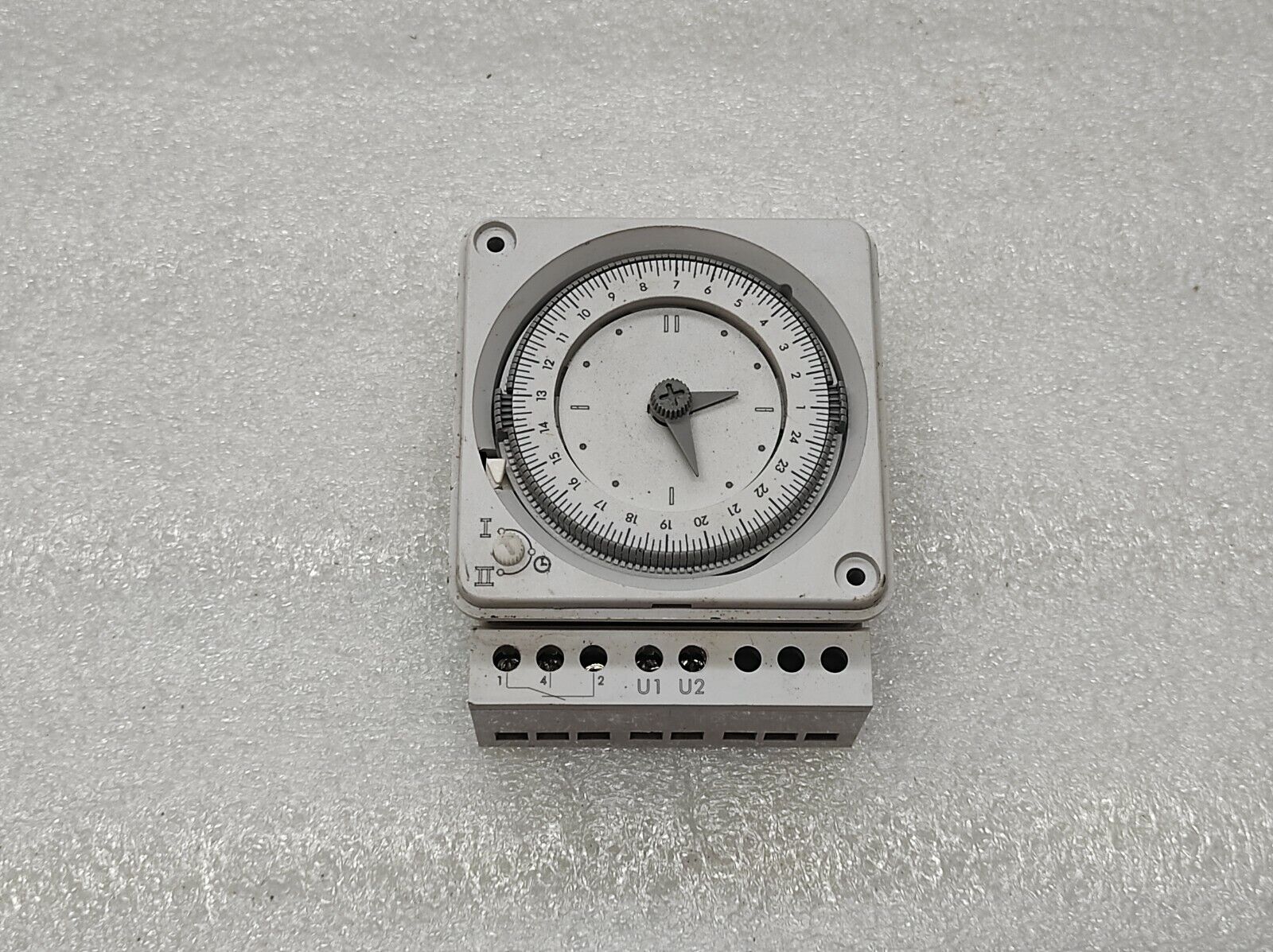 LEGRAND 923431 ANALOGUE SURFACE MOUNT TIME SWITCH 230V AC RS 180-7773