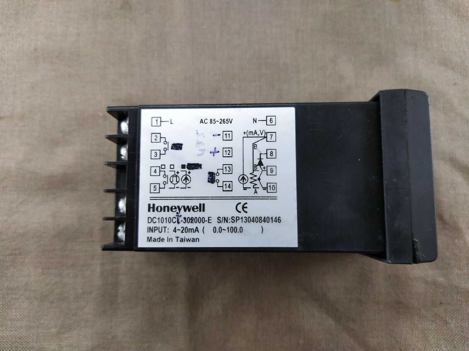 Honeywell DC1010 Temperature Controller DC1010CT-302000-E