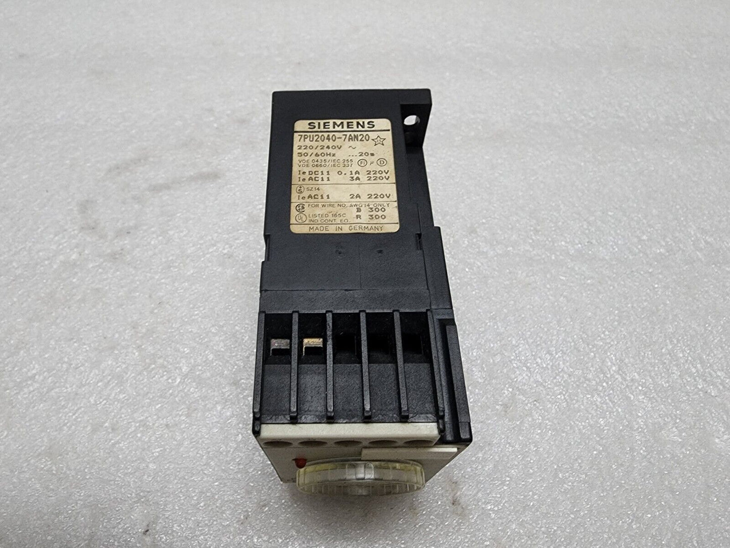 SIEMENS 7PU2040-7AN20 TIME DELAY RELAY 220-240V