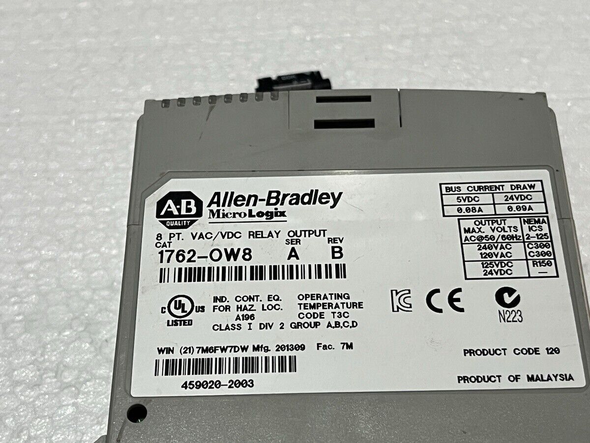 ALLEN BRADLEY CAT 1762-OW8 SER A RELAY OUTPUT MODULE