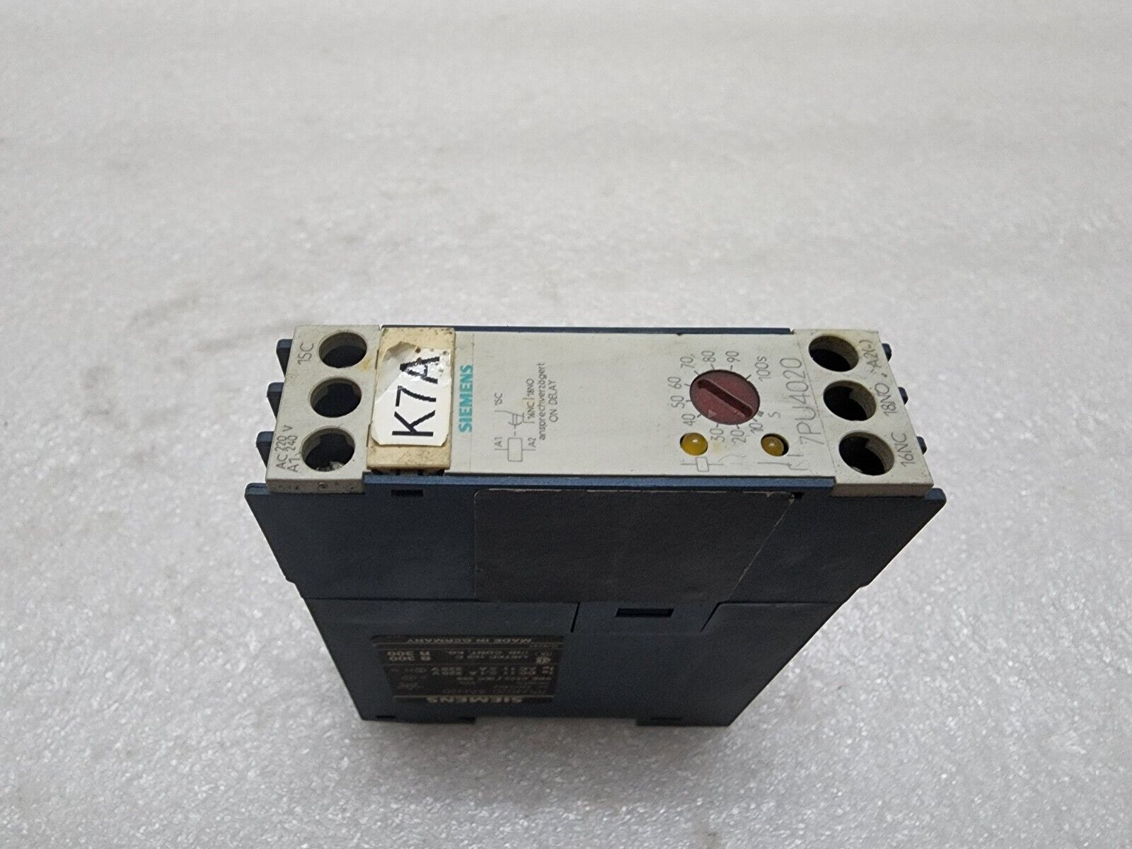 SIEMENS 7PU4020-3AN20 CHANGE OVER CONTACT TIMING RELAY 220-240V