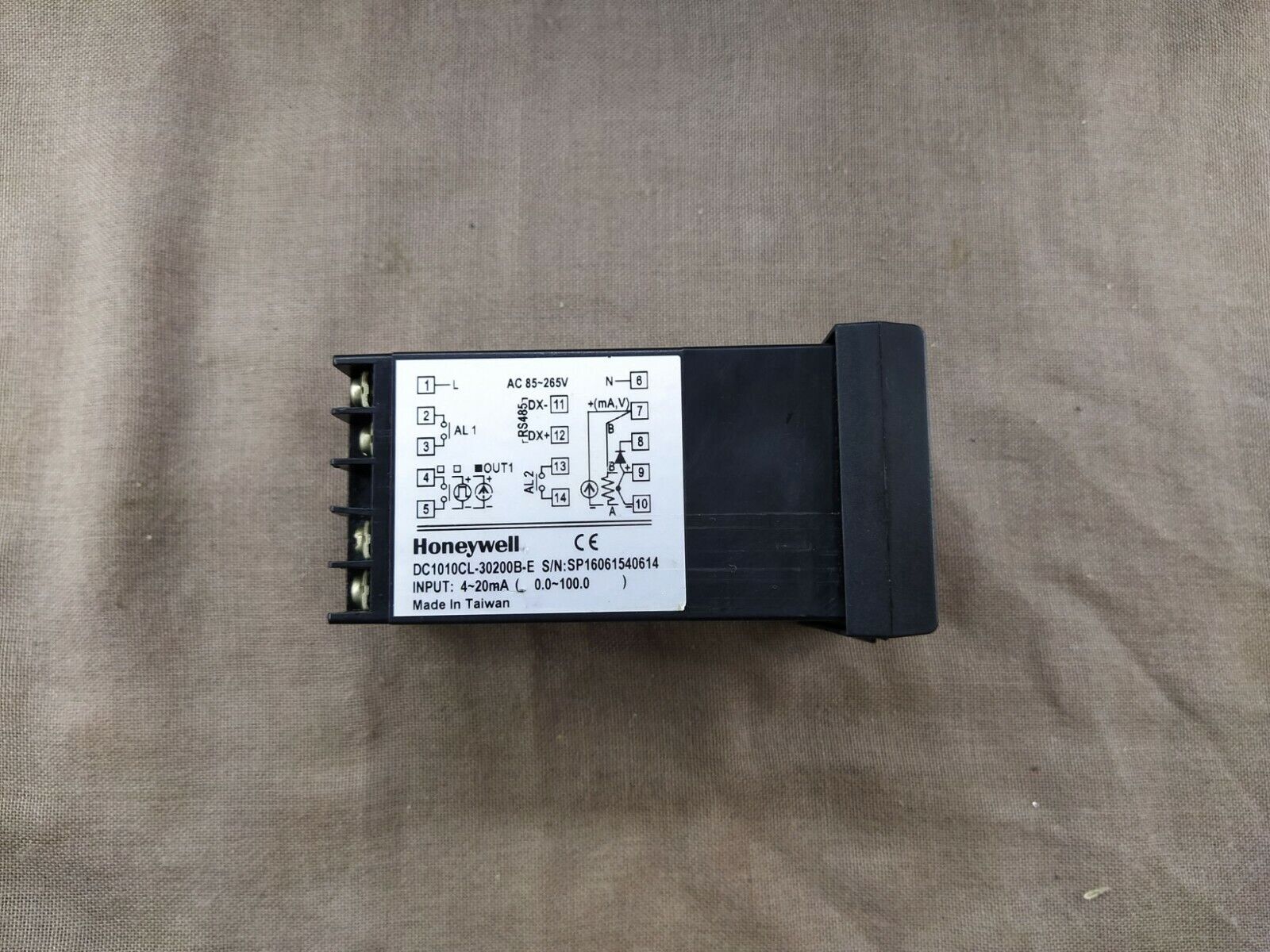 Honeywell DC1010 Temperature Controller DC1010CL-30200B-E