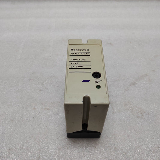 HONEYWELL R4343 E1014 FLAME RELAY 220V - BODY DAMAGE