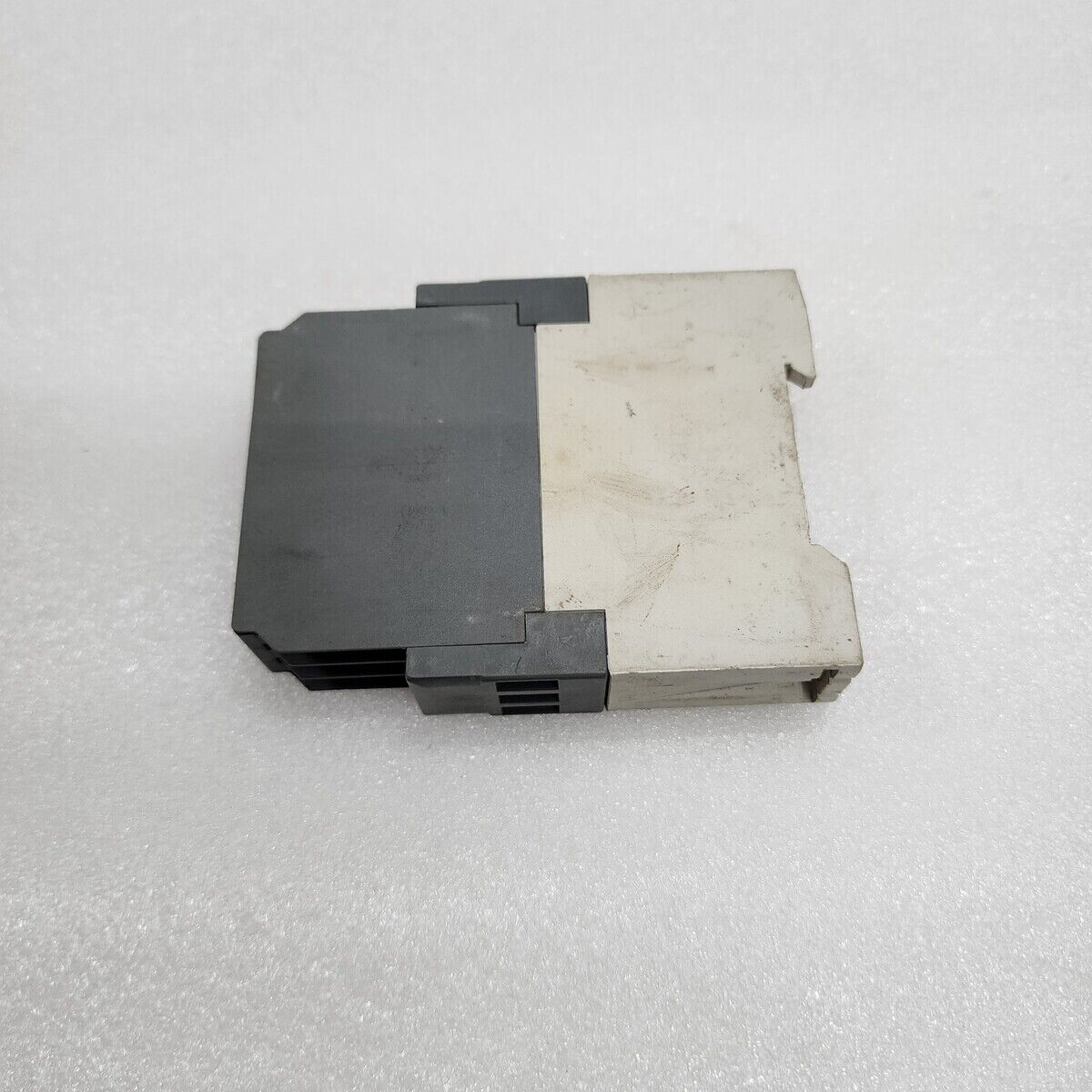 ABB CT-ERS ON-DELAY TIME RELAY 1SVR430103R0100 110-240VAC / 24VAC-DC / 42-48VAC-