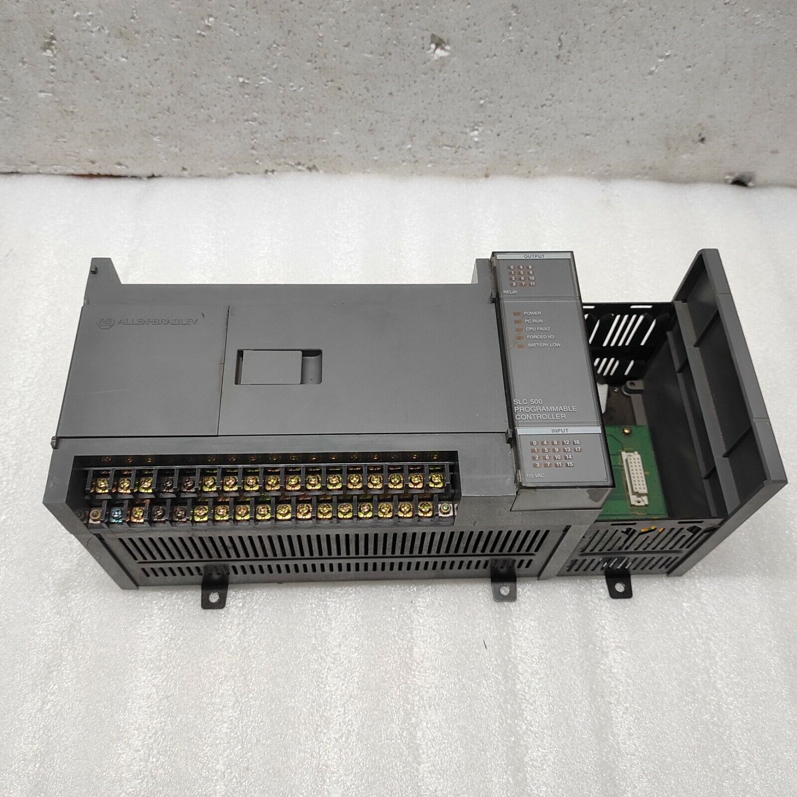 ALLEN BRADLEY 1747-L30A SLC500 PROGRAMMABLE CONTROLLER CRACKED/DAMAGED