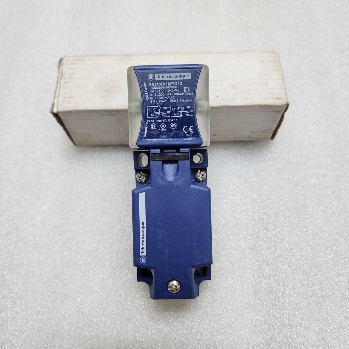 TELEMECANIQUE XS7C4A1MPG13 INDUCTIVE PROXIMITY SWITCH SENSOR 24-240V AC/DC