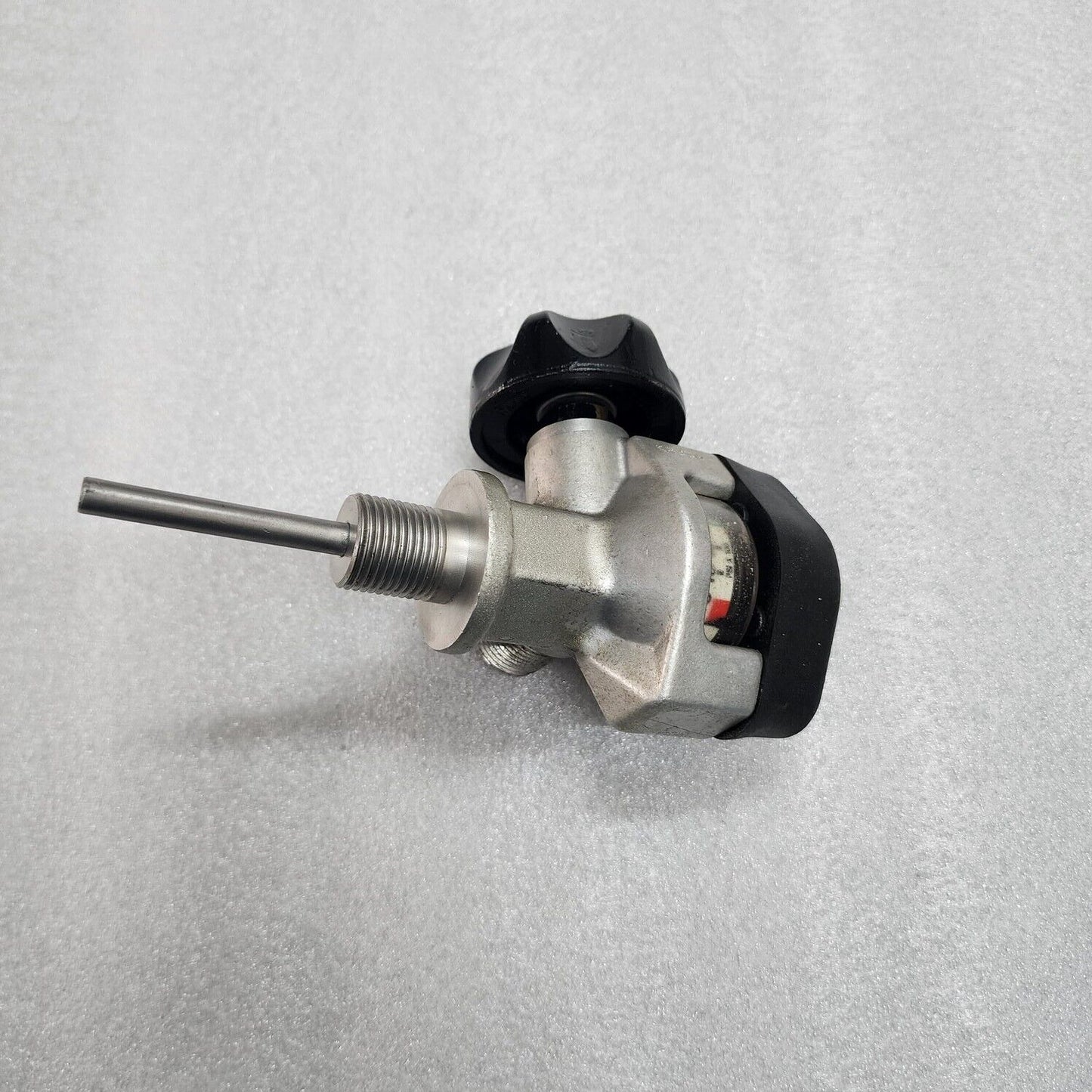 SCOTT BREATHING AIR CYLINDER VALVE 2500 PSI THREAD M18