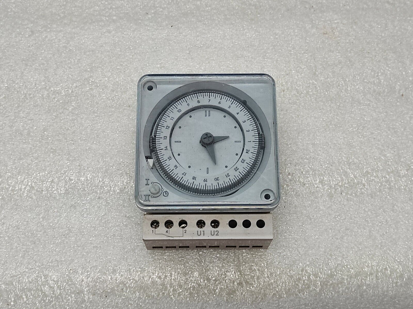 LEGRAND 923431 ANALOGUE SURFACE MOUNT TIME SWITCH 230V AC RS 180-7773