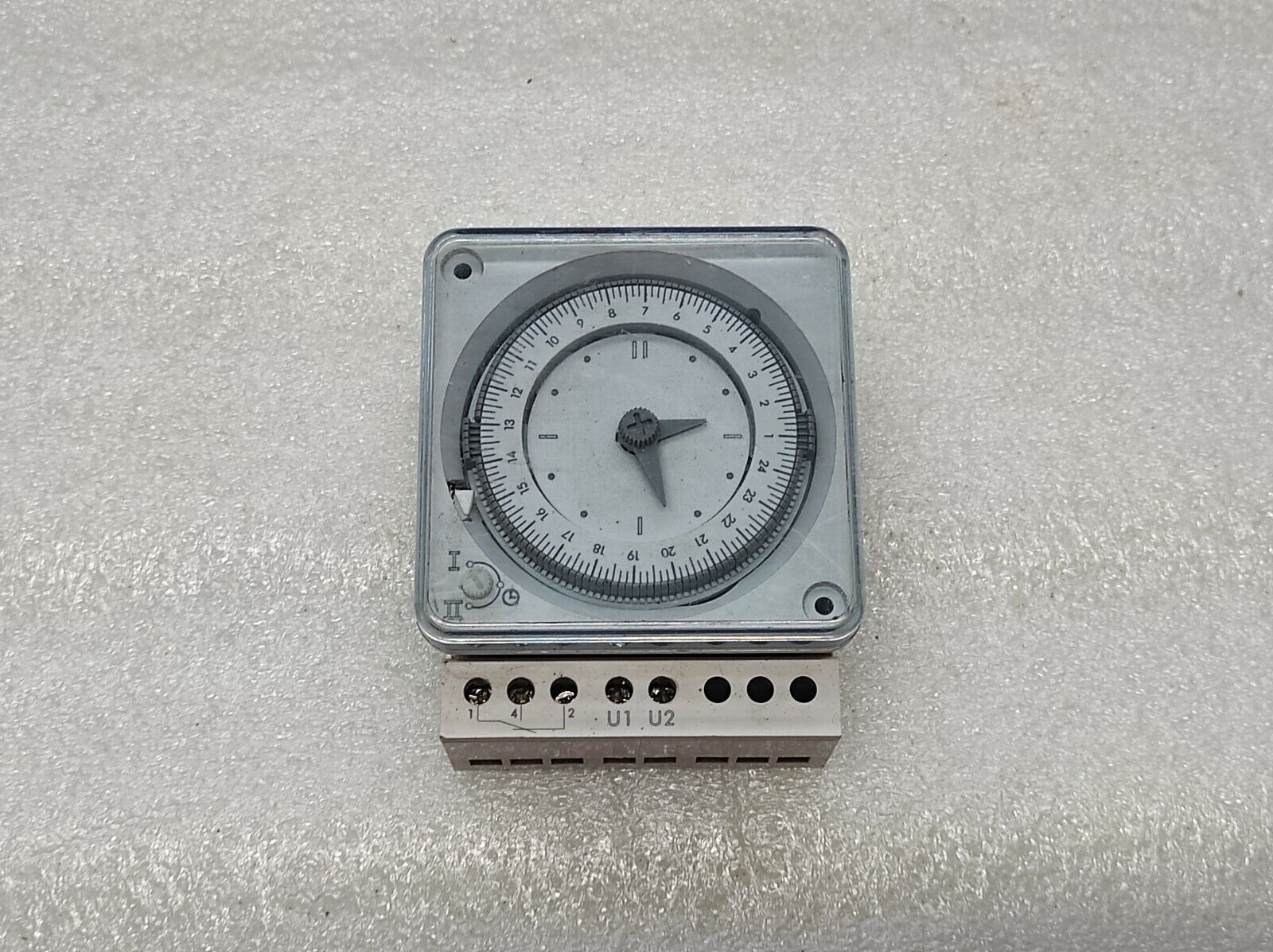 LEGRAND 923431 ANALOGUE SURFACE MOUNT TIME SWITCH 230V AC RS 180-7773