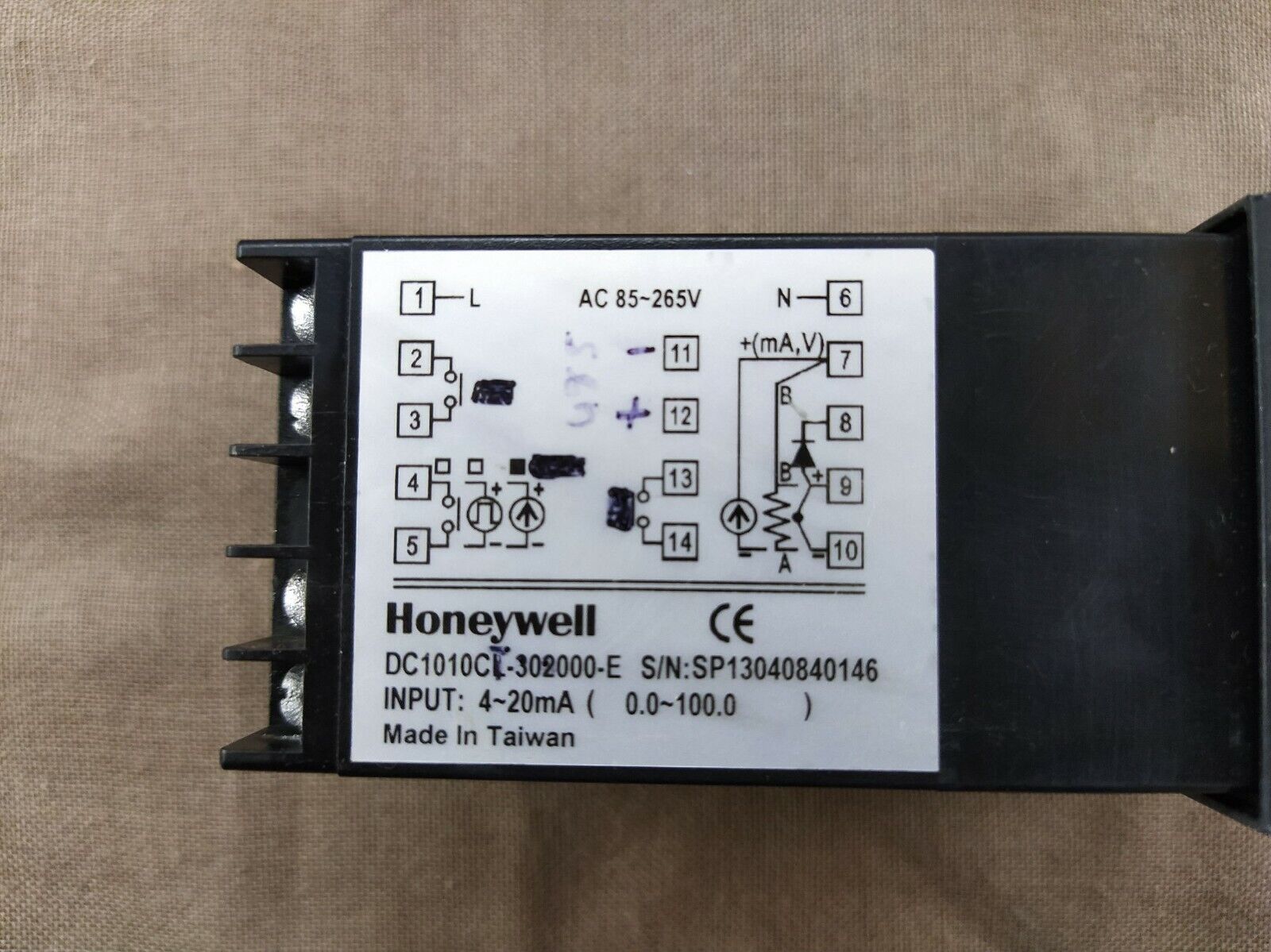 Honeywell DC1010 Temperature Controller DC1010CT-302000-E