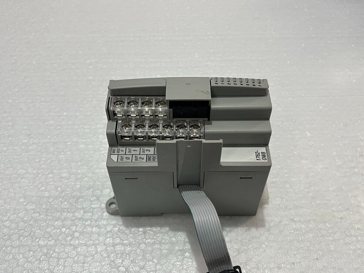 ALLEN BRADLEY CAT 1762-OW8 SER A RELAY OUTPUT MODULE