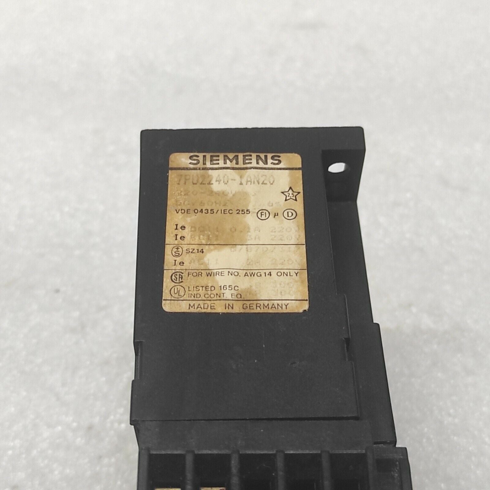 SIEMENS 7PU2240-1AN20 SAFETY RELAY 220-240V 0-6SEC