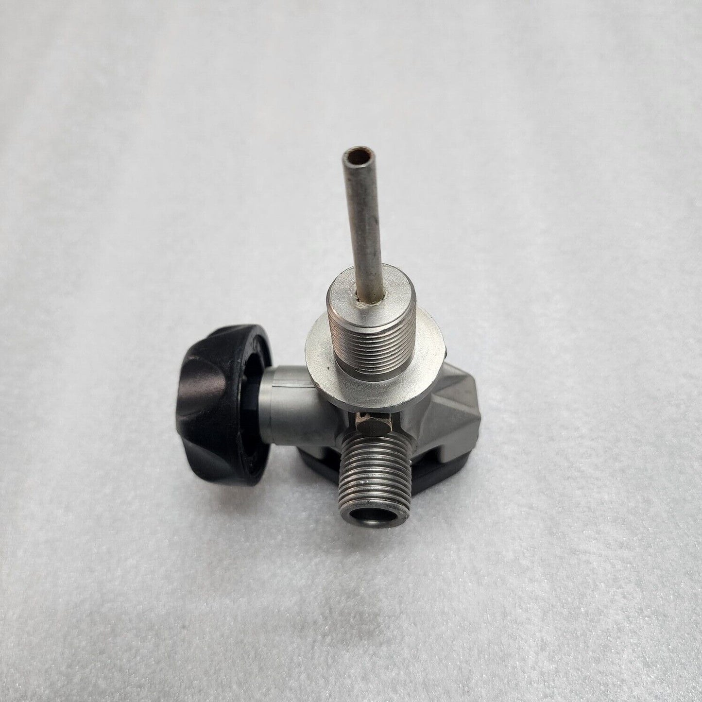 SCOTT BREATHING AIR CYLINDER VALVE 3000 PSI THREAD M18