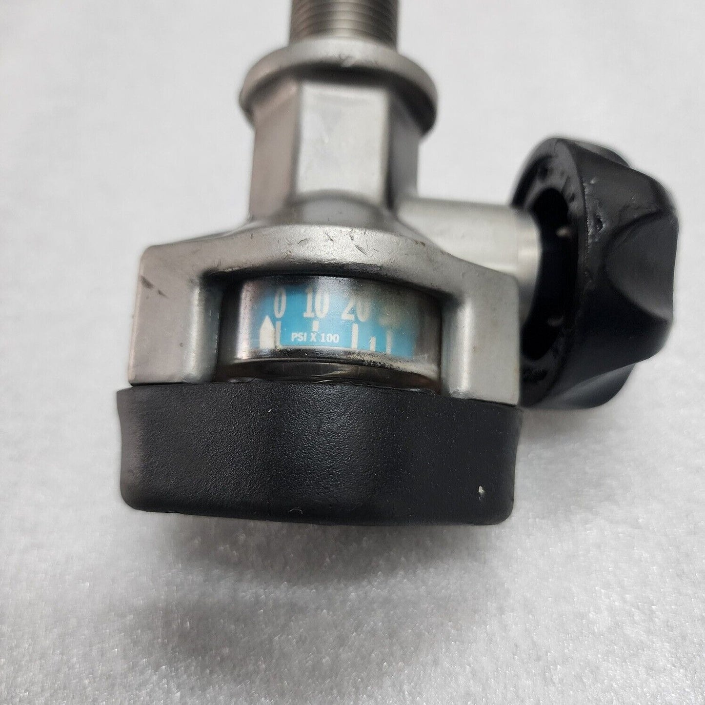 SCOTT BREATHING AIR CYLINDER VALVE 3000 PSI THREAD M18