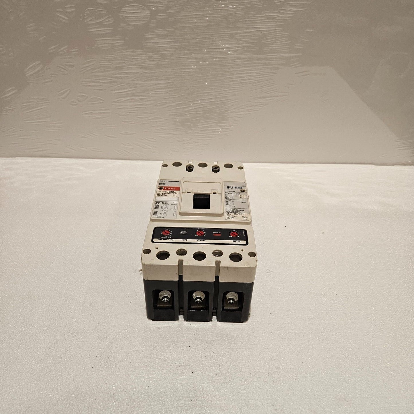 EATON KDB3300W 3-POLE CIRCUIT BREAKER 300A TRIP UNIT KT3300T