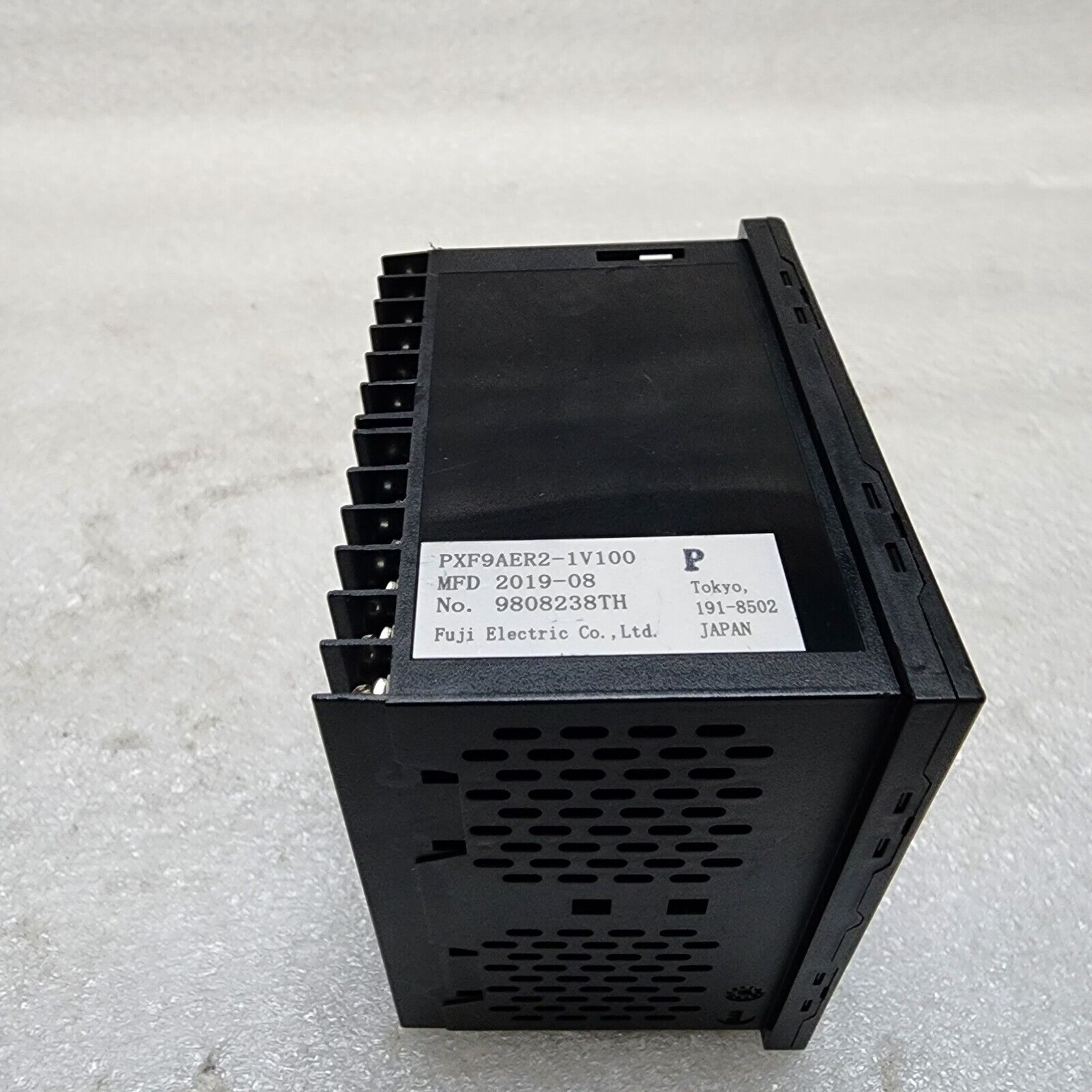 FUJI ELECTRIC PXF9AER2-1V100-P TEMPERATURE CONTROLLER 100-240VAC