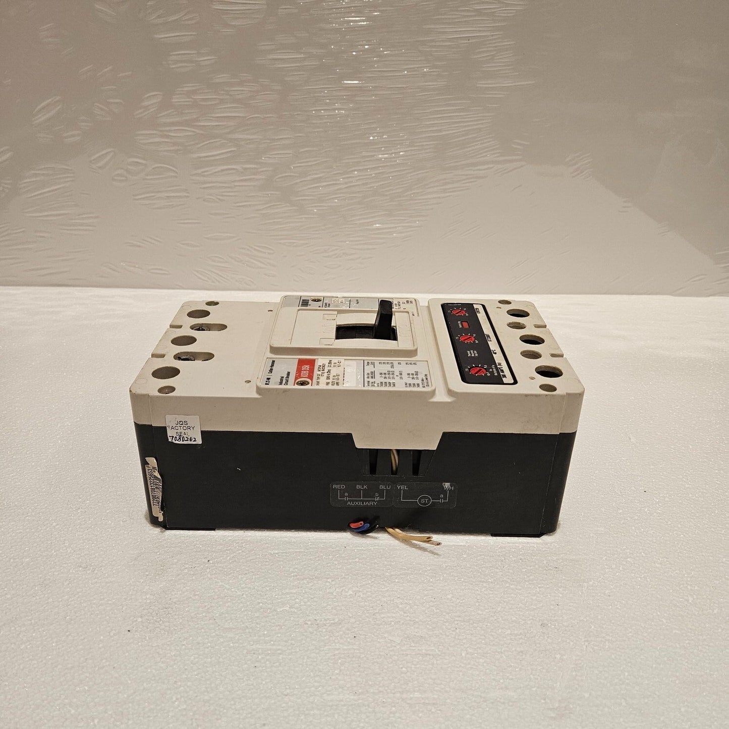 EATON KDB3300W 3-POLE CIRCUIT BREAKER 300A TRIP UNIT KT3300T
