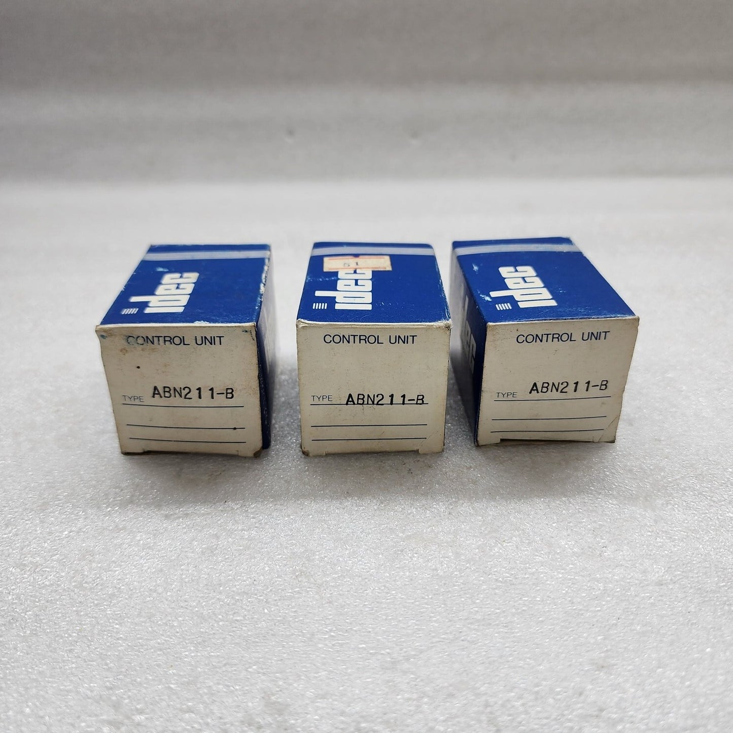 IDEC ABN211-B PUSH BUTTON