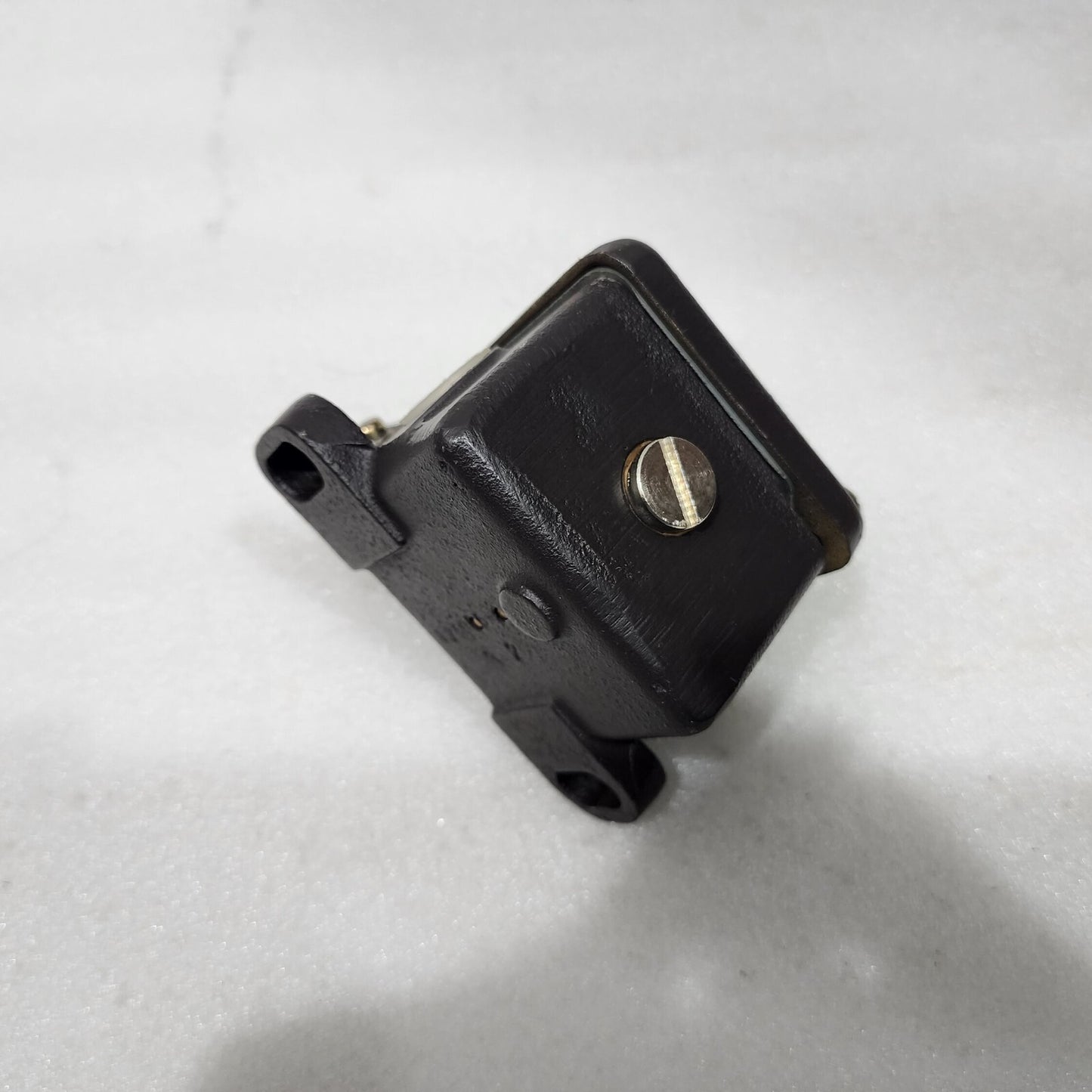 SCHMERSAL TJ 422-01Y OFF SET POSITION SWITCH 380VAC 16A