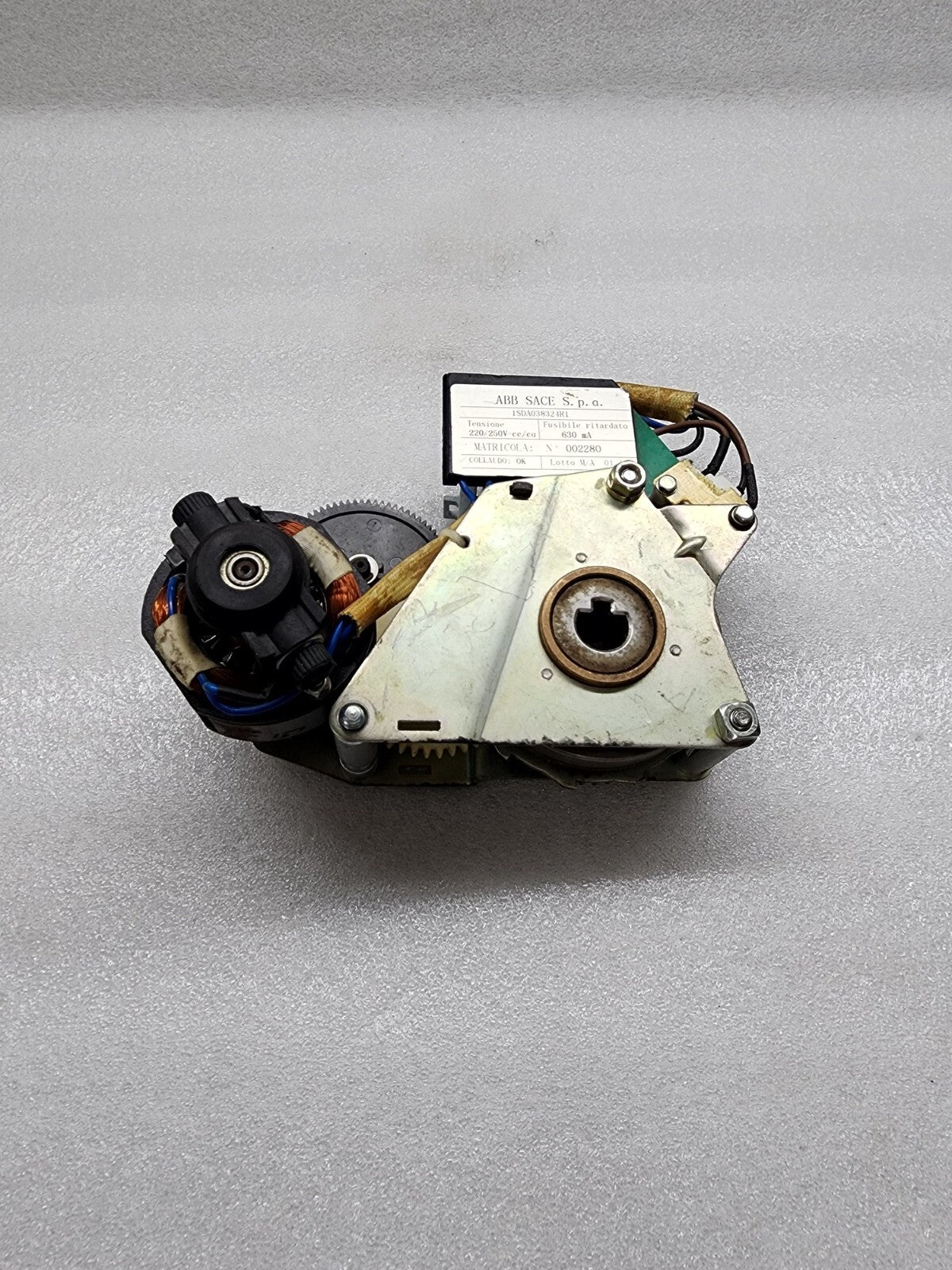 ABB 1SDA038324R1 GEARD MOTOR DEVICE 220/250V CC/CA ORIGINAL PART