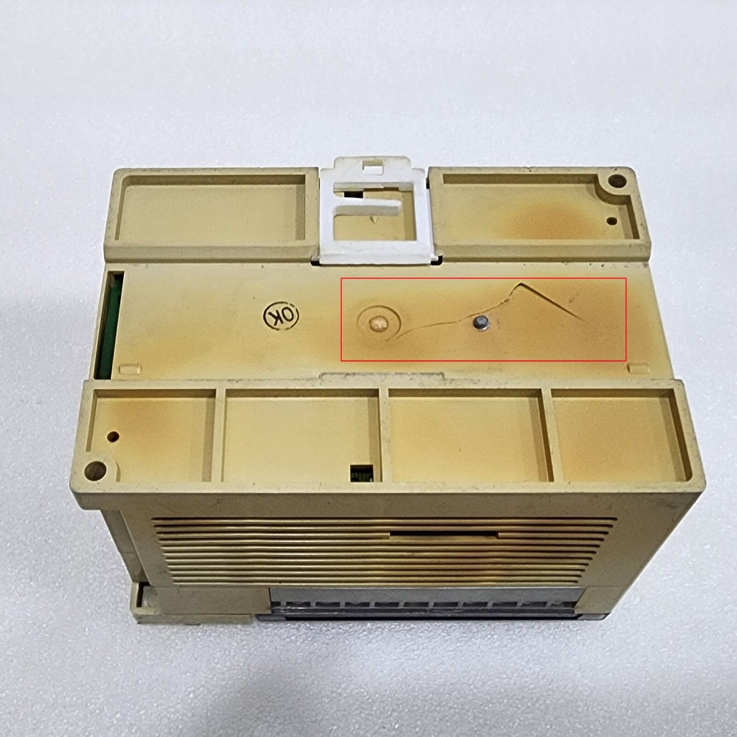 MITSUBISHI MELSEC FX2N-16MR-ES/UL PROGRAMMABLE CONTROLLER 100-240VAC BODY CRACK