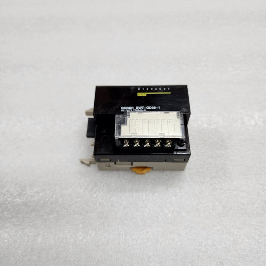 OMRON XWT-OD08-1 REMOTE TERMINAL 24VDC