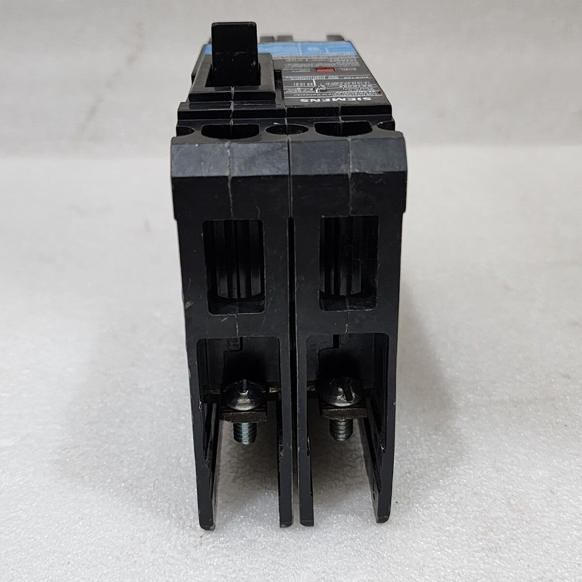 SIEMENS ED22B015 ED2 LOW VOLTAGE CIRCUIT BREAKER WITH LOAD LUG 15A