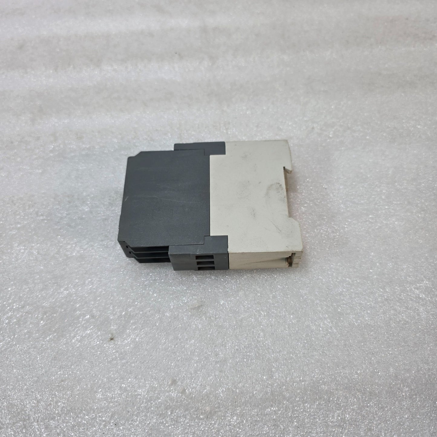ABB CM-EFS.2 OVER & UNDER VOLTAGE MONITORING RELAY 1SVR430750R0400