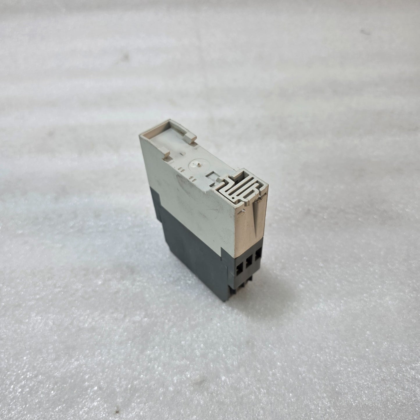 ABB CM-EFS.2 OVER & UNDER VOLTAGE MONITORING RELAY 1SVR430750R0400