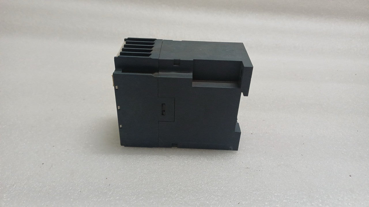 SIEMENS 7PU4140-2BT20 TIME DELAY RELAY AC 380/440V